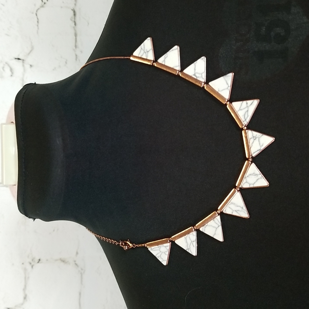 Semi precious stone in copper look metal necklace.